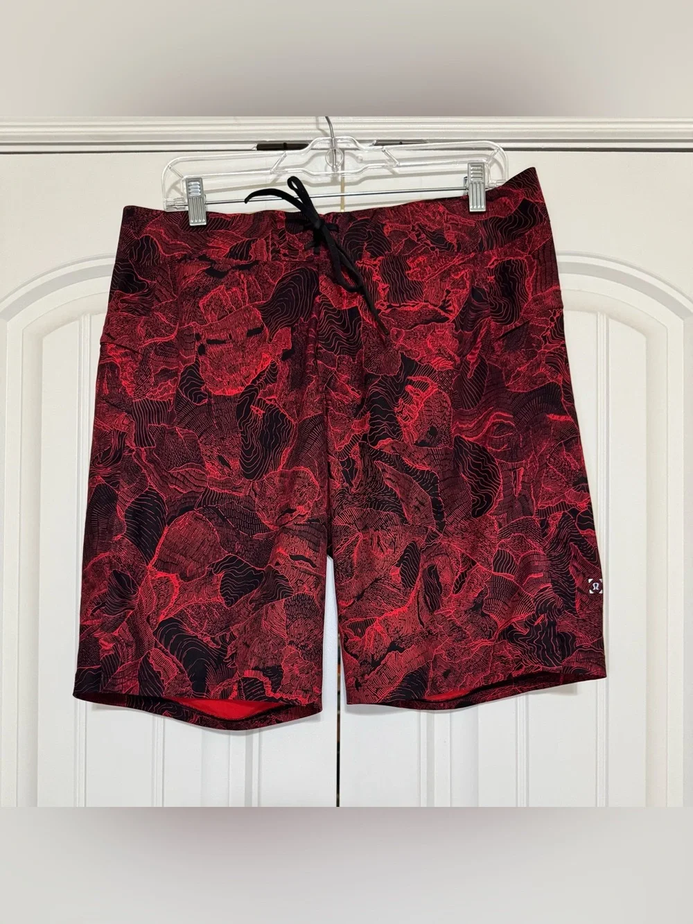 Lululemon Current State Board Swim Short 10” in Spicy Red/Black Size 33